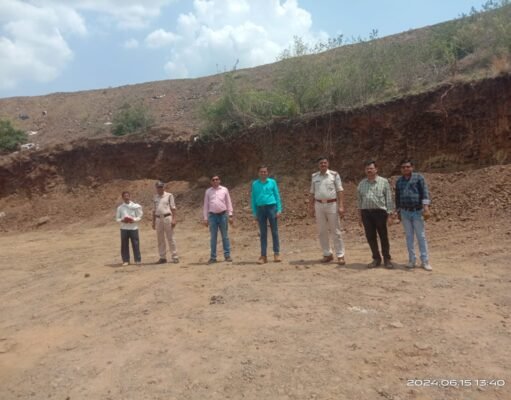 मुरूम का अवैध उत्खनन करते पाये जाने पर एक जेसीबी व एक डंपर जप्त