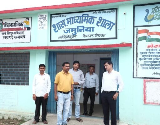 कलेक्टर ने किया शासकीय माध्यमिक शाला का औचक निरीक्षण