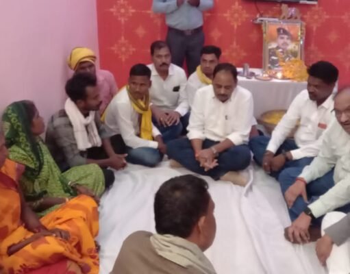 कांग्रेसी विधायक पहुंचे शहीद के घर पुलपुलड़ोह, किया सत्-सत् नमन