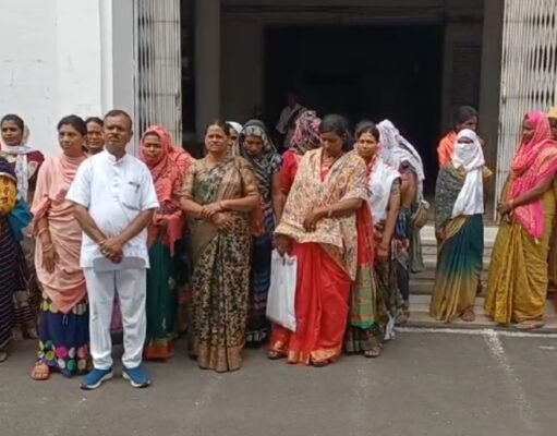 महिला बाल विकास अधिकारी सीमा पटेल के खिलाफ सौंपा ज्ञापन ..