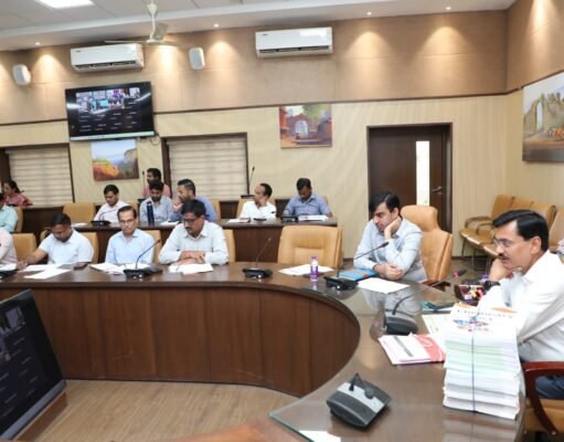 सीएम से की ग्रामीण ने शिकायत कलेक्टर ने किया निलंबित