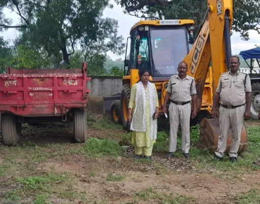 अवैध उत्खनन करते पाये जाने पर 01 जेसीबी व 01 ट्रेक्टर जप्त