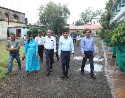 कलेक्टर ने किया उत्कृष्ट विद्यालय छिंदवाड़ा का औचक निरीक्षण