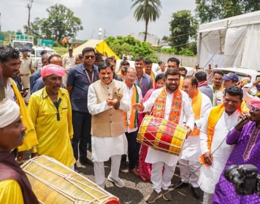 मुख्यमंत्री ने बटकाखापा एवं अमरवाड़ा में जनसभाओं को किया संबोधित