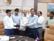 कलेक्टर के प्रयासों से जिले के विद्यार्थियों के लिए हिंदी में उपलब्ध हुईं नीट और जे.ई.ई. की पुस्तकें