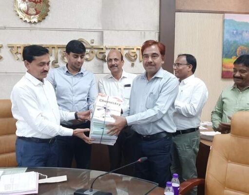 कलेक्टर के प्रयासों से जिले के विद्यार्थियों के लिए हिंदी में उपलब्ध हुईं नीट और जे.ई.ई. की पुस्तकें