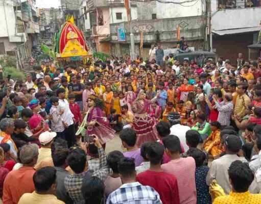 नगर भ्रमण पर निकले जगत के नाथ