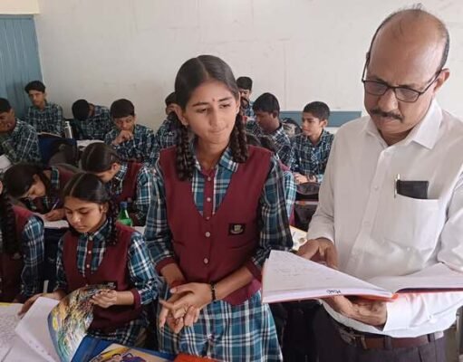 डीईओ ने किया उत्कृष्ट विद्यालय एवं सीएम राईज का औचक निरीक्षण