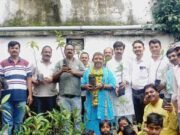 गुरूपूर्णिमा पर्व पर शिष्यों को पौधें बांटकर दिलाया रक्षा का संकल्प