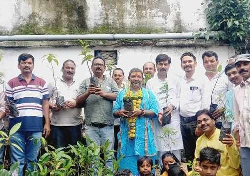 गुरूपूर्णिमा पर्व पर शिष्यों को पौधें बांटकर दिलाया रक्षा का संकल्प