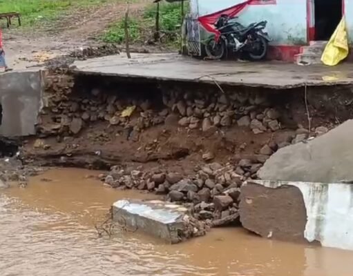 मूसलाधार बारिश से पुलिया की रिटर्निंगबाल बही घरों में घुसा पानी