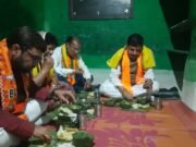 अमरवाड़ा मे मुख्यमंत्री ने आदिवासी कार्यकर्ता के घर किया पत्तल में भोजन