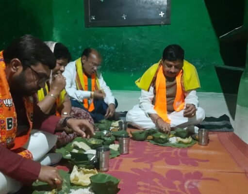 अमरवाड़ा मे मुख्यमंत्री ने आदिवासी कार्यकर्ता के घर किया पत्तल में भोजन
