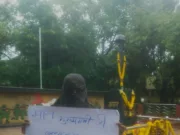 दुष्कर्म पीड़िता ने शहीद स्तंभ में किया प्रदर्शन,दो आरोपी पर मामला दर्ज