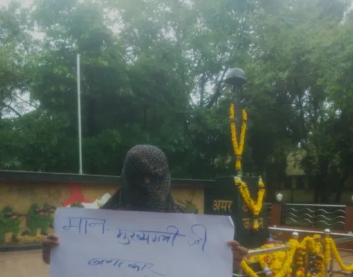 दुष्कर्म पीड़िता ने शहीद स्तंभ में किया प्रदर्शन,दो आरोपी पर मामला दर्ज