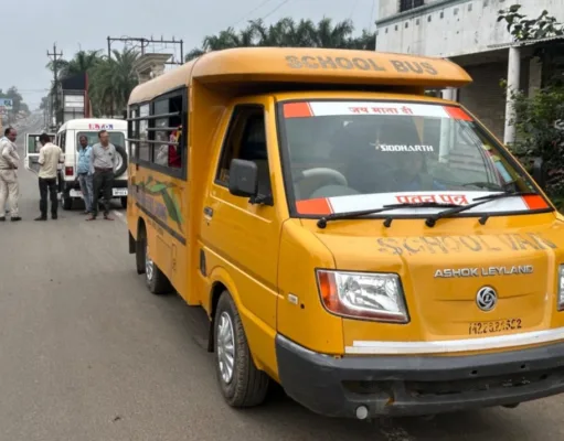 बिना इंश्योरेंस के चल रहे 02 मैजिक वाहन जप्त
