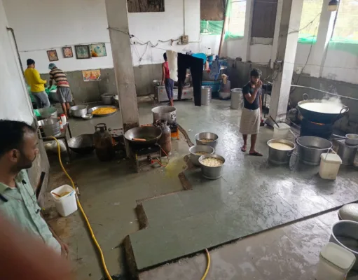 सावधान :छिंदवाड़ा मिठाइ के कारखाने में (रसमलाई)में मिली मरी हुई मक्खियां और चीटियां…