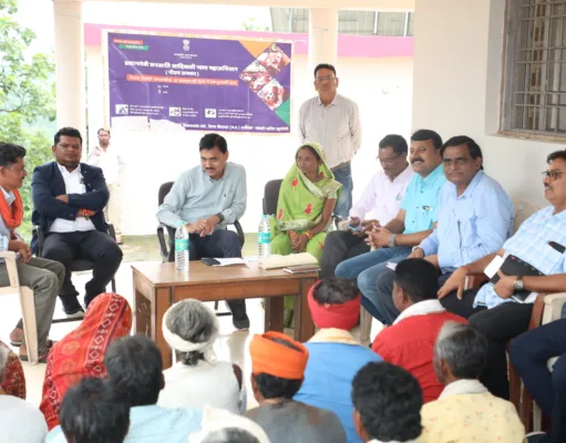 छिंदवाड़ा के दूरस्थ ग्राम चिलक पहुंचे कलेक्टर