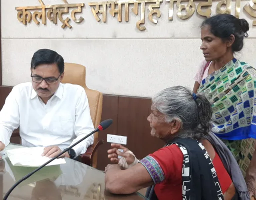 कलेक्टर की नायब तहसीलदार को फटकार के बाद आवेदिका ज्योति को मिली सहायता राशि