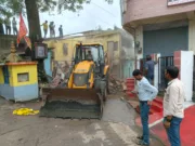 जन हानि का अंदेशा होने पर निगम अमले ने गिराया जर्जर भवन