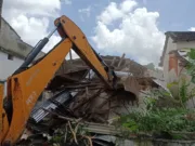 नगर निगम ने तोड़ा जर्जर मकान…