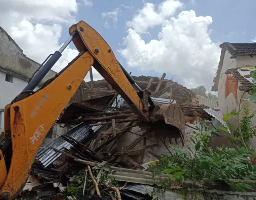 नगर निगम ने तोड़ा जर्जर मकान…