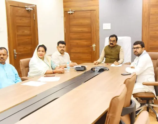 प्रभारी मंत्री राकेश सिंह ने ली समीक्षा बैठक