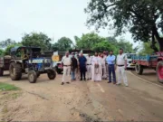 अवैध रेत परिवहन करते राजस्व विभाग ने 04 ट्रैक्टर ट्रालियों को पकड़ा