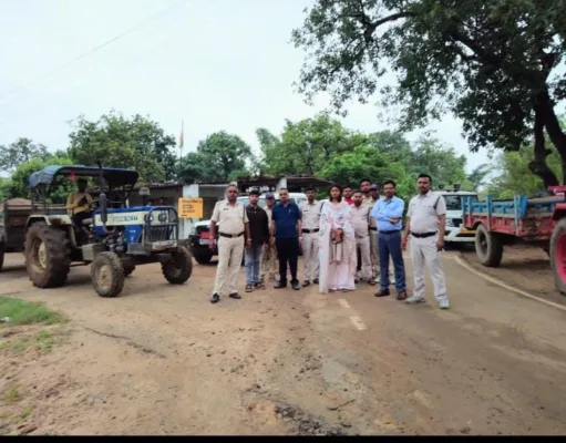 अवैध रेत परिवहन करते राजस्व विभाग ने 04 ट्रैक्टर ट्रालियों को पकड़ा