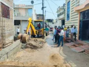 निगम अमले ने कॉलम तोड़कर हटाया अतिक्रमण