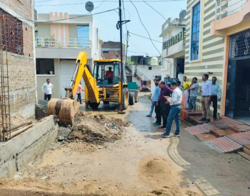 निगम अमले ने कॉलम तोड़कर हटाया अतिक्रमण