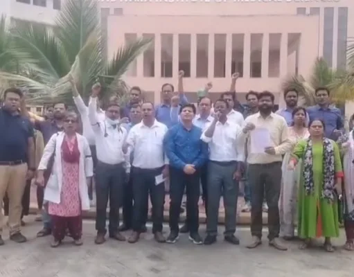 कोलकाता में प्रशिक्षु डॉक्टर के साथ हुई घटना के विरोध में मेडिकल कॉलेज में विरोध प्रदर्शन