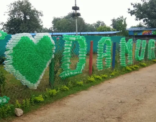 अनुपयोगी बॉटलों से बनाया “आई लव दमुआ” सेल्फी पॉइंट