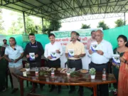 संभागीय आयुक्त ने मोती पालन परियोजना का किया अवलोकन