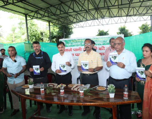 संभागीय आयुक्त ने मोती पालन परियोजना का किया अवलोकन