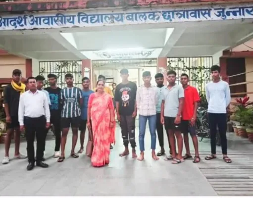 जुनारदेव में एकलव्य आवासीय विद्यालय के छात्रों ने की हड़ताल