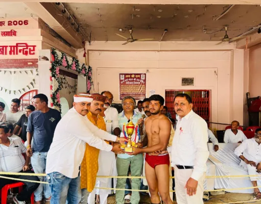 छोटी बाज़ार का विशाल इनामी दंगल – छिंदवाड़ा के पहलवान ने मारी बाज़ी