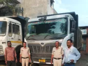 रेत का अवैध परिवहन करते हुए डंफर जप्त