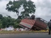 दूल्हा देव घाटी में बाइक सवार पर पलटा ट्रक, ससुर-दामाद की दबने से मौत