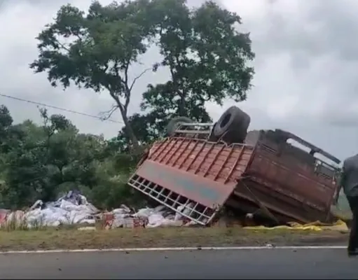 दूल्हा देव घाटी में बाइक सवार पर पलटा ट्रक, ससुर-दामाद की दबने से मौत