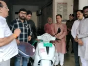 निर्माण श्रमिक को मिला ई-स्कूटर में अनुदान सहायता योजना का लाभ