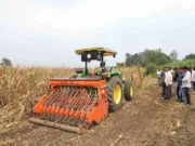 नरवाई प्रबंधन हेतु सुपर सीडर का प्रदर्शन देखने पहुंचे कलेक्टर