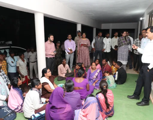 दूरस्थ ग्राम चिलक पहुंचे कलेक्टर,चौपाल लगाकर ग्रामीणों से किया संवाद