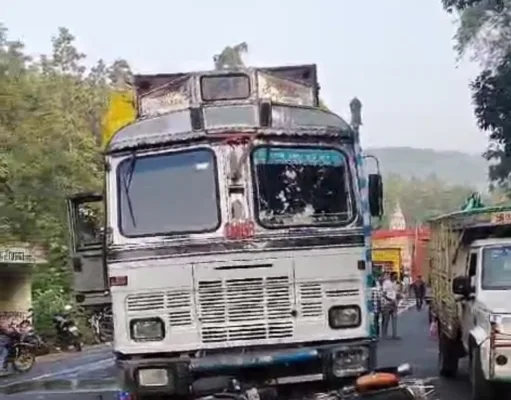 अनियंत्रित ट्रक ने मचाया तांडव,एक की मौत 4 घायल