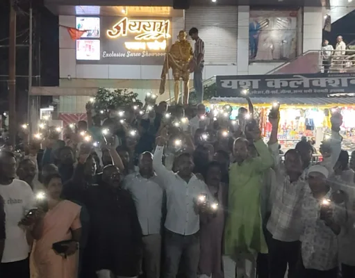 मशाल जलाकर कांग्रेस ने भाजपा सरकार को दिखाई रोशनी