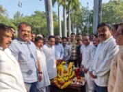 इंदिरा गांधी के चरणों में कमलनाथ व नकुलनाथ ने किया नमन