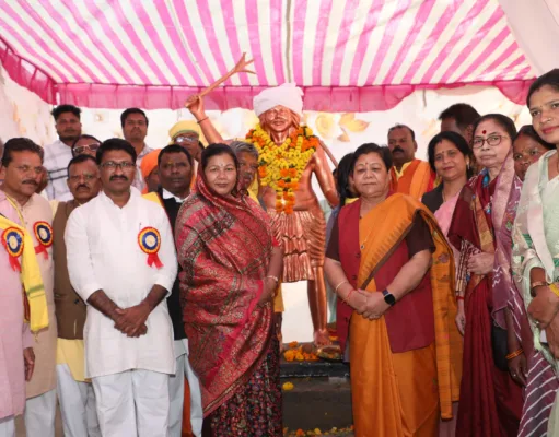 लोक स्वास्थ्य यांत्रिकी मंत्री ने किया भगवान बिरसा मुंडा की मूर्ति का अनावरण