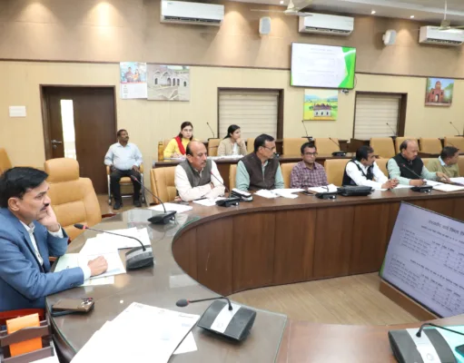 छिंदवाड़ा कलेक्टर ने की शैक्षणिक गतिविधियों की समीक्षा ,बी.ई.ओ. बिछुआ का रोका वेतन….