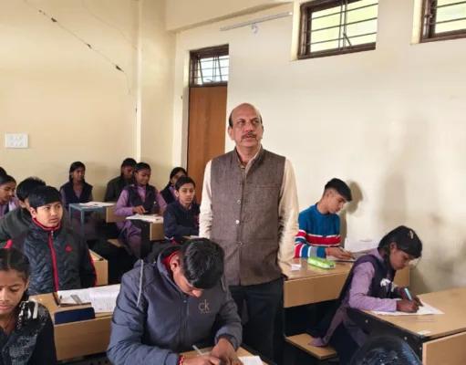 जिला शिक्षा अधिकारी ने स्कूलों का किया निरीक्षण एक शिक्षक निलंबित, एक अतिथि शिक्षक कार्य मुक्त