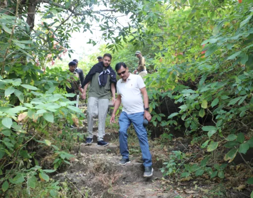 पैदल चलकर व्यू पाइंट से चिमटीपुर पहुंचे कलेक्टर